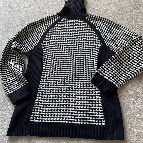 Liz Claiborne Black/White long sleeve cotton/acrylic sweater. Size Large. - Picture 3 of 12